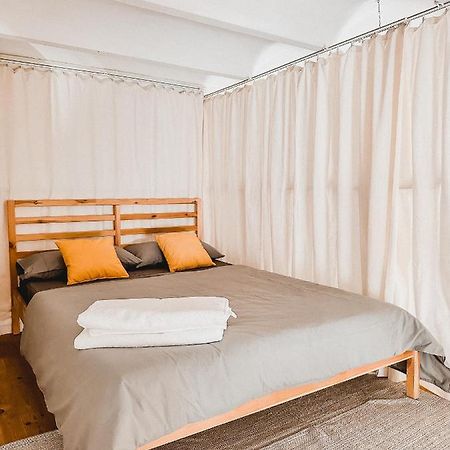 Habitacion Privada, Casa Compartida Con Pareja Private Room, Shared House With A Couple บาร์เซโลนา ภายนอก รูปภาพ