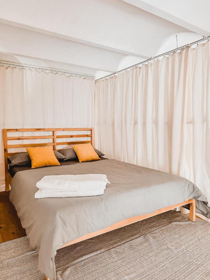 Habitacion Privada, Casa Compartida Con Pareja Private Room, Shared House With A Couple บาร์เซโลนา ภายนอก รูปภาพ